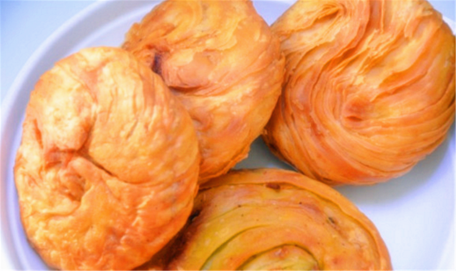 牛肉焦饼是成都流传过百年的一道知名小吃,以牛油酥,烫面混匀,包入