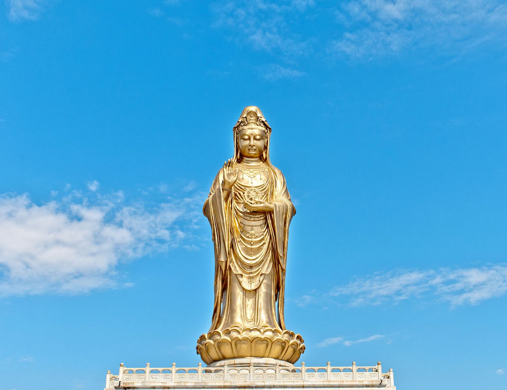 普陀山南海观音大佛是标志性建筑和海天佛国象征,高达33米,重70余吨.