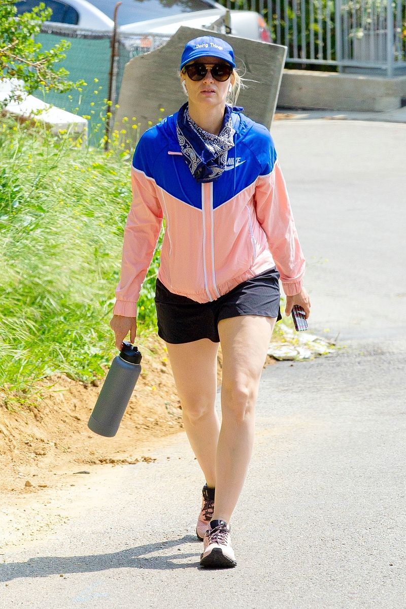 贝丝·比厄街拍:nike拼色运动夹克 运动短裤 清新运动风