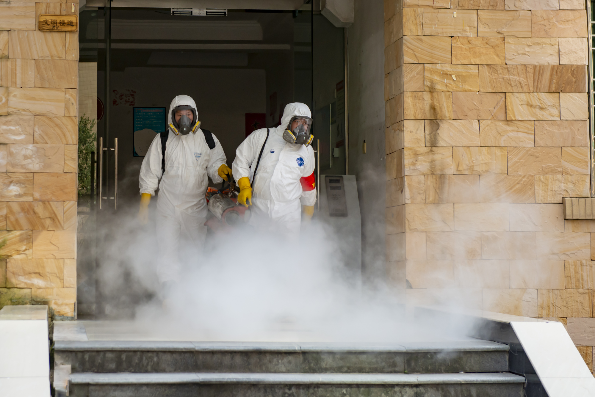 浙江仙居:喷洒消杀药物 确保防疫无死角