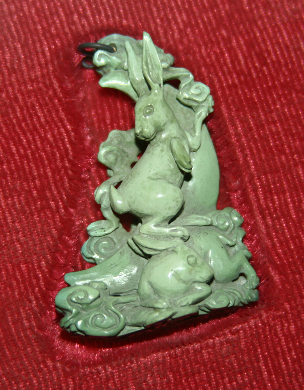 蓝田玉,又称蓝田日暖玉,因其产自陕西省西安市蓝田山而得名.