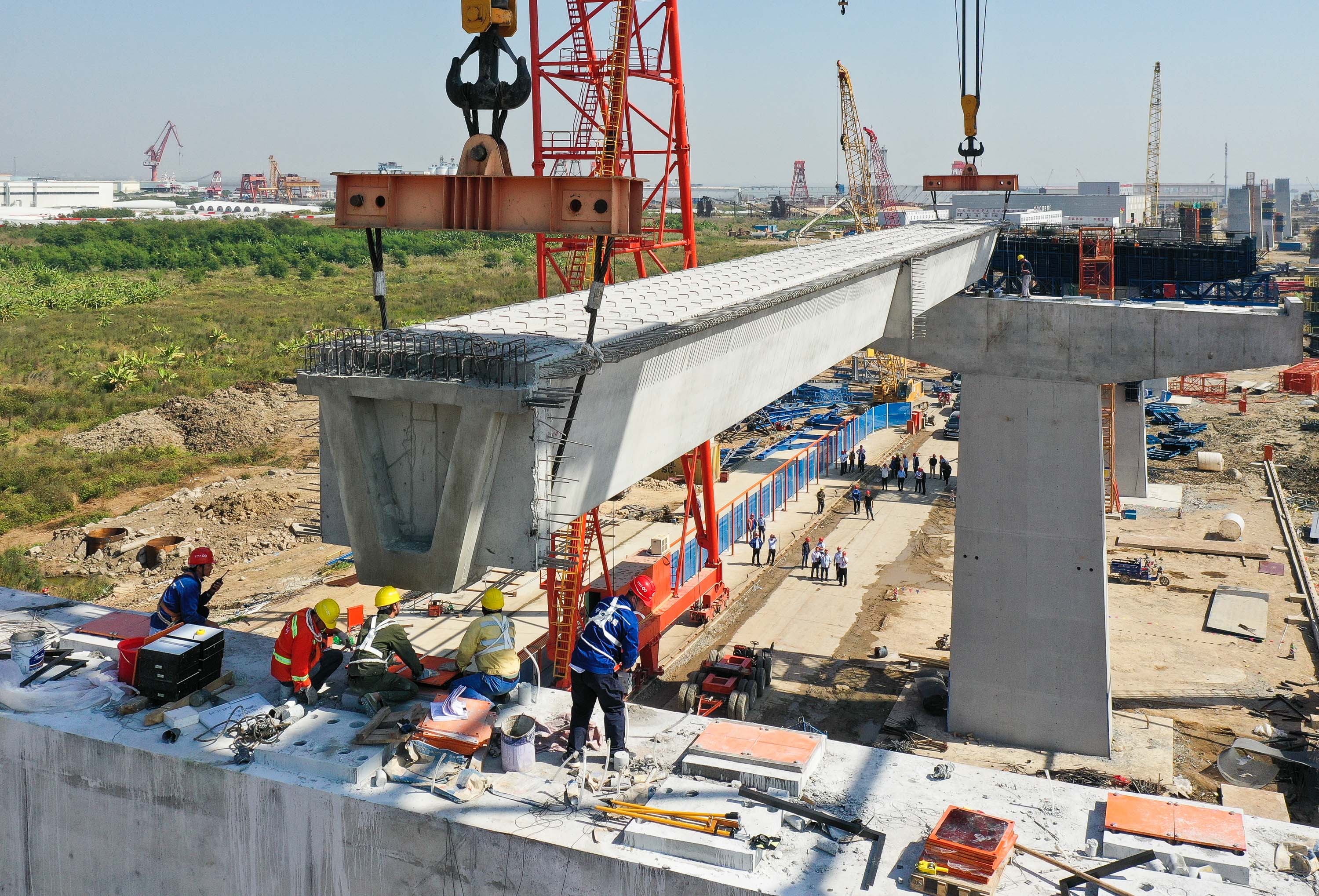 深中通道架设首片箱梁(3)