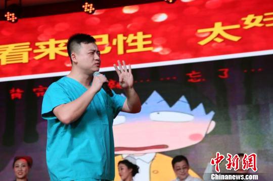 医生年会爆笑演唱"惊悚"歌曲:掀起你的头盖骨