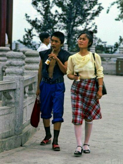 80年代中国老照片,男女恋爱约会的真实场景,喝汽水,吃火锅
