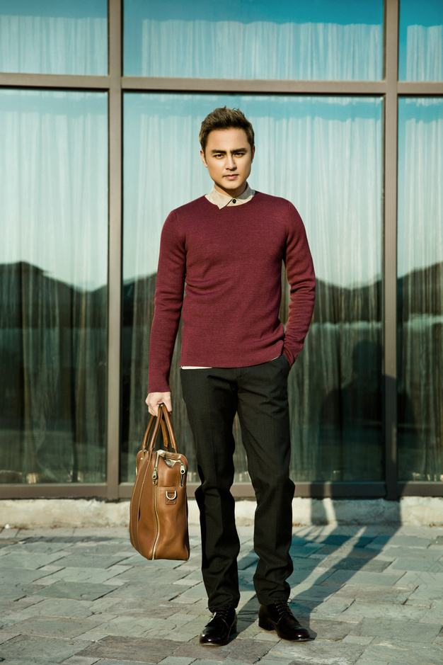 明道帅得不像话,不过是穿了件简约的大风衣,就帅得让人心跳加速