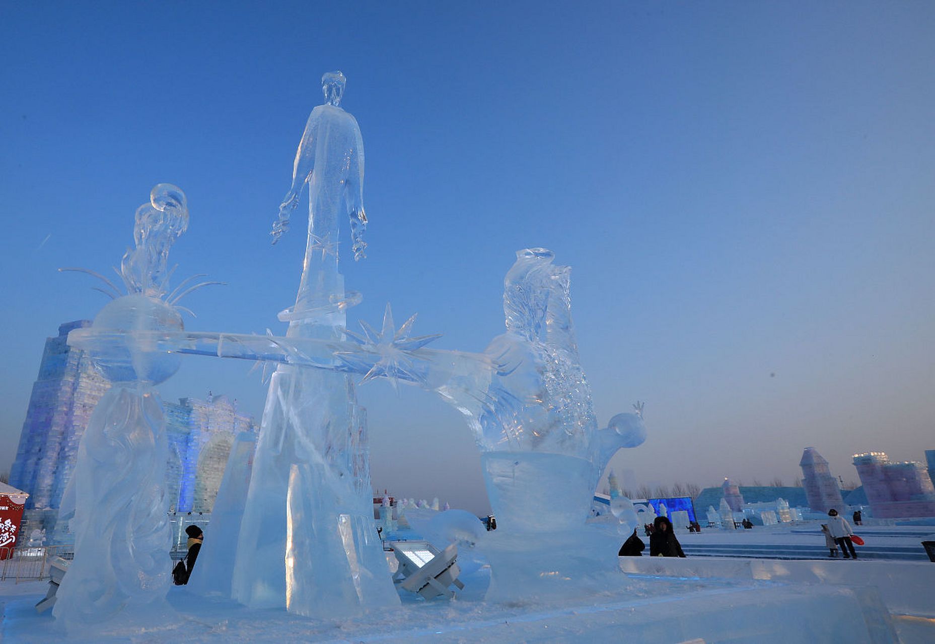 奔赴春天的旅行# 在冰雪覆盖的哈尔滨,徒步穿越冰雕雪景,感受冰天