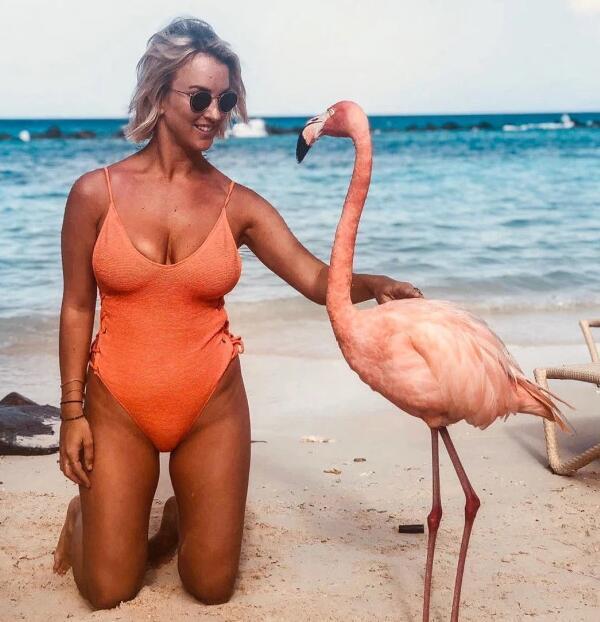 默滕斯打趣妻子丰胸,度假时遭河东狮吼