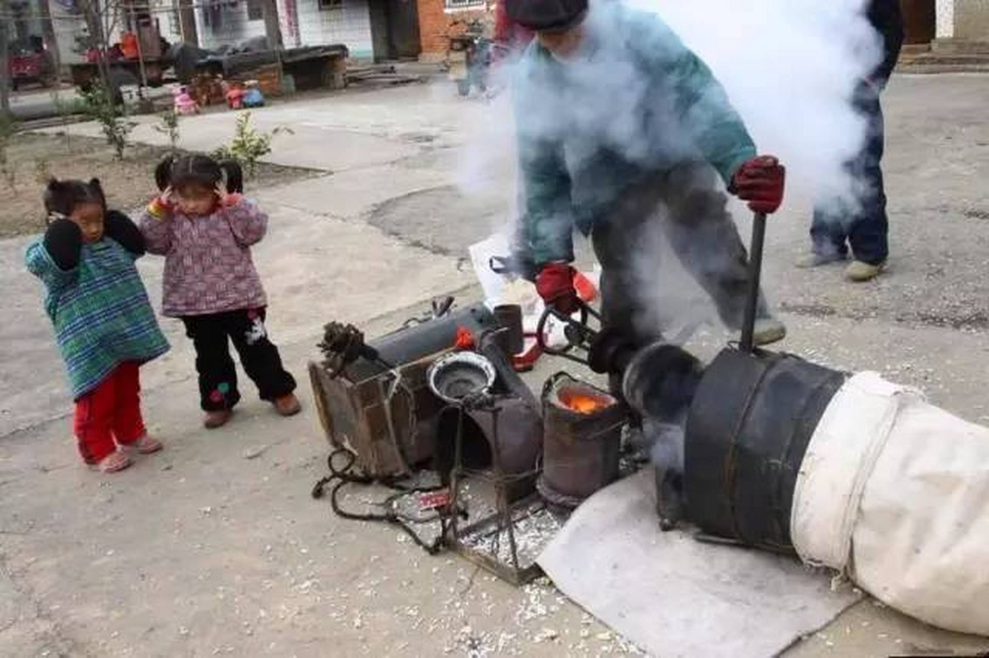 爆米花,还有爆米花机,村里放电影的时候,老爷爷会推着煤炉,铁桶和编织