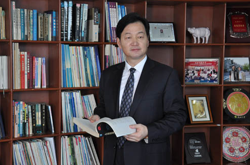 秦英林,河南南阳人,现任牧原食品股份有限公司董事长兼总经理,畜牧师.