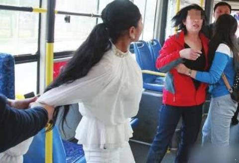 公交车大妈要小孩让座,小学生说了一番话后,大家都沉默了