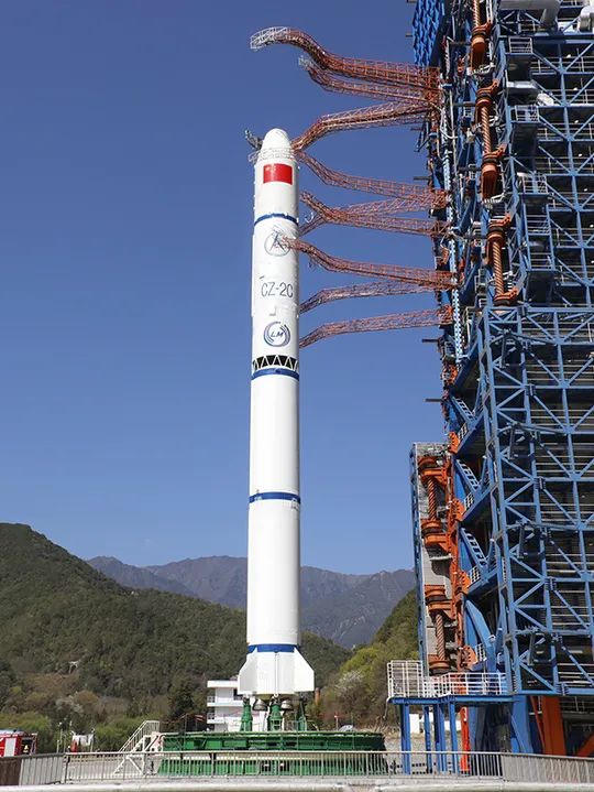 面对疫情 中国火箭发射再传捷报 长二丙火箭一箭三星 成功发射遥感三