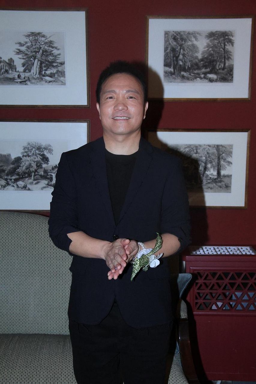 许冬林说:"世界就是你的舞台,我们的剧本里,或许没有才子佳人,没有