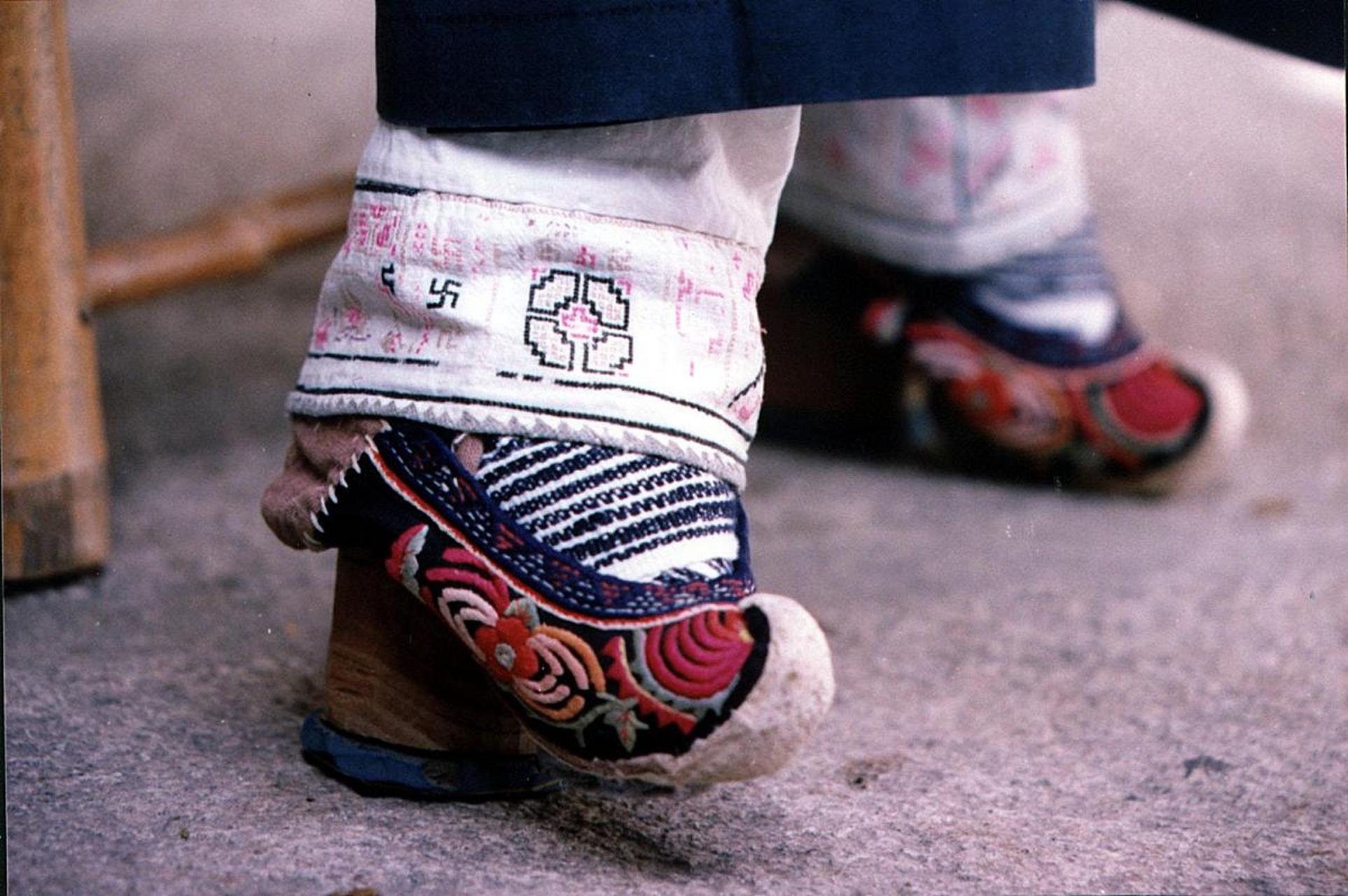 在古代中国,女子裹小脚是一种独特的风俗,被称为"三寸金莲".