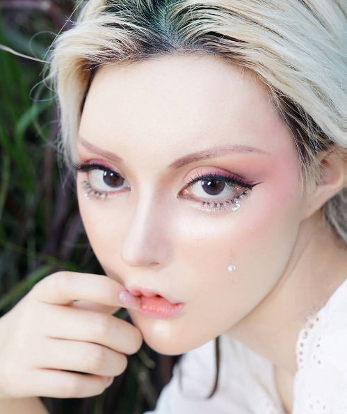网红芭比整容的背后很沉重?假睫毛,美瞳天天戴,眼睛受得了吗?