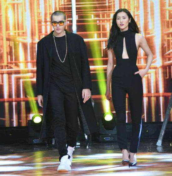 刘雯吴亦凡合体走秀,气场碾压吴亦凡,网友:差距真的大
