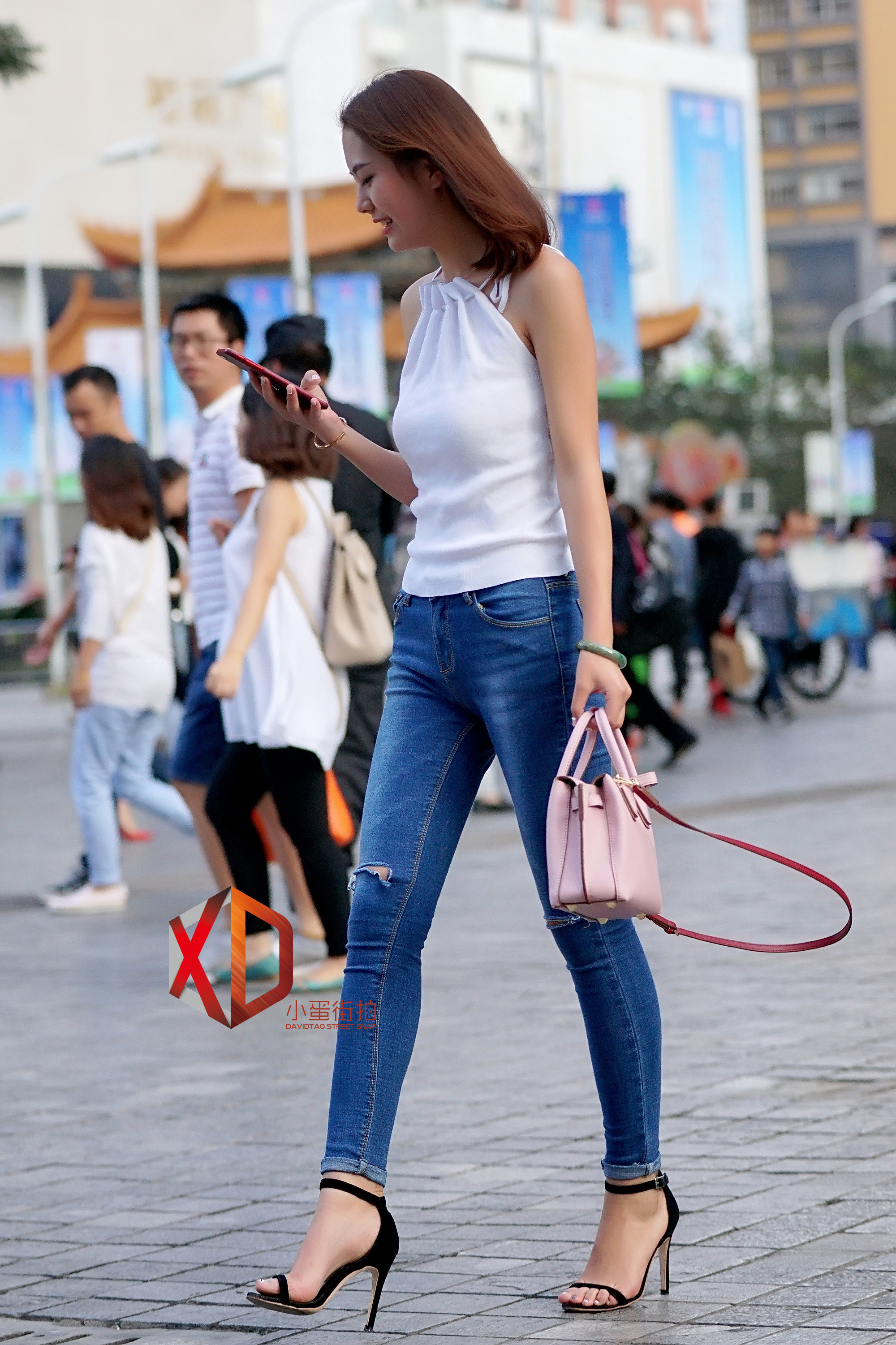街拍广州:街头的长腿姐姐,牛仔裤,迷人发型,身材真的好丰满!