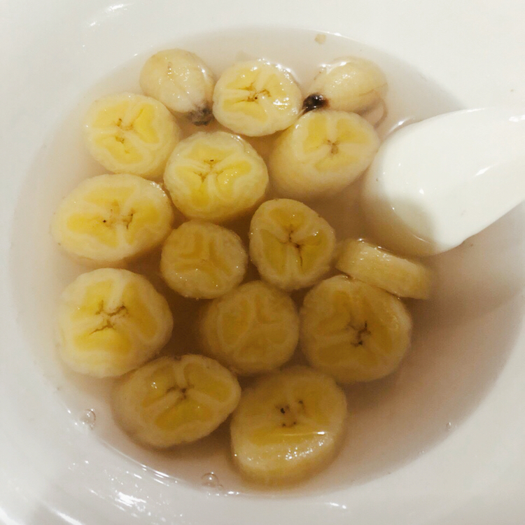 1,蒸香蕉 做法:香蕉去皮放入盘中,加适量水,少量冰糖,蒸10分钟即可.