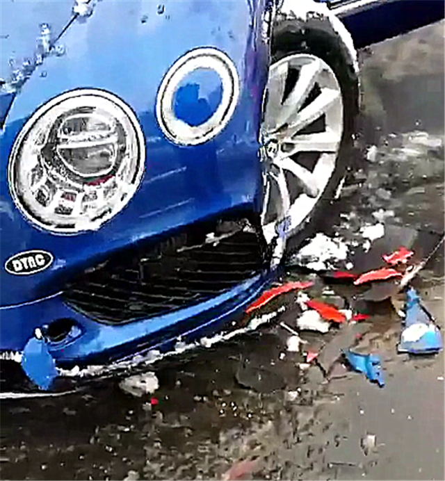 三轮车撞278万宾利,维修费达30万,对方却说"比亚迪要那么贵"