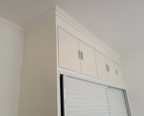 做衣柜时在顶部做个石膏线,美观还防尘,晒上小区群都炸开锅