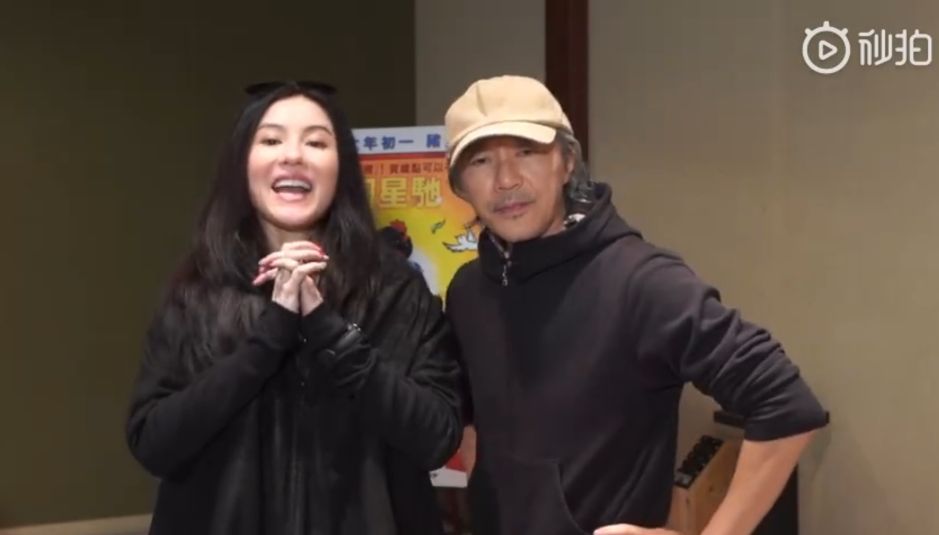 周星驰张柏芝时隔20年再现喜剧之王,星爷满头白发太沧桑