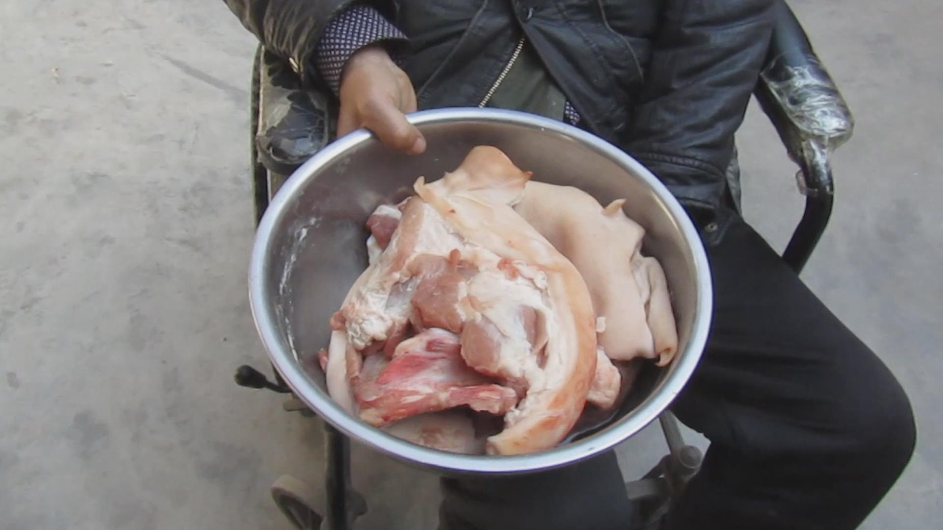 西安村民11年自掏腰包为700多名老人发肉过年 村民表示感谢