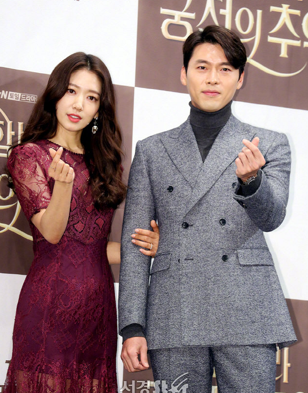 《阿尔罕布拉宫》新剧照,朴信惠玄彬雨中相望,表情很耐人寻味!