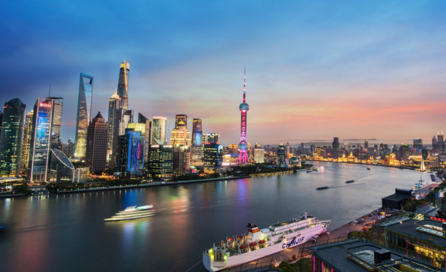 外滩是极具上海城市象征意义的景点.金碧辉煌.