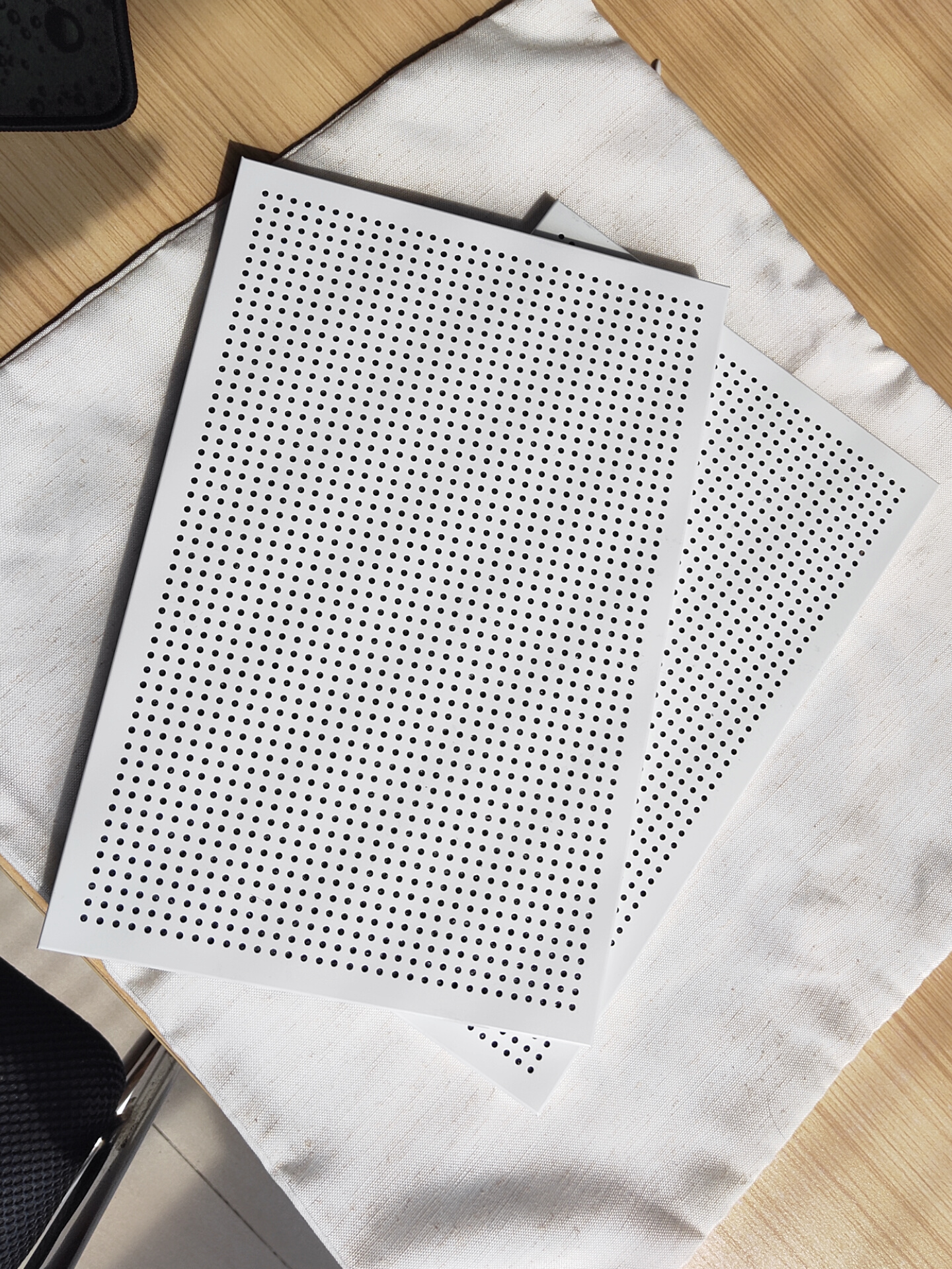 白色冲孔铝蜂窝板展示