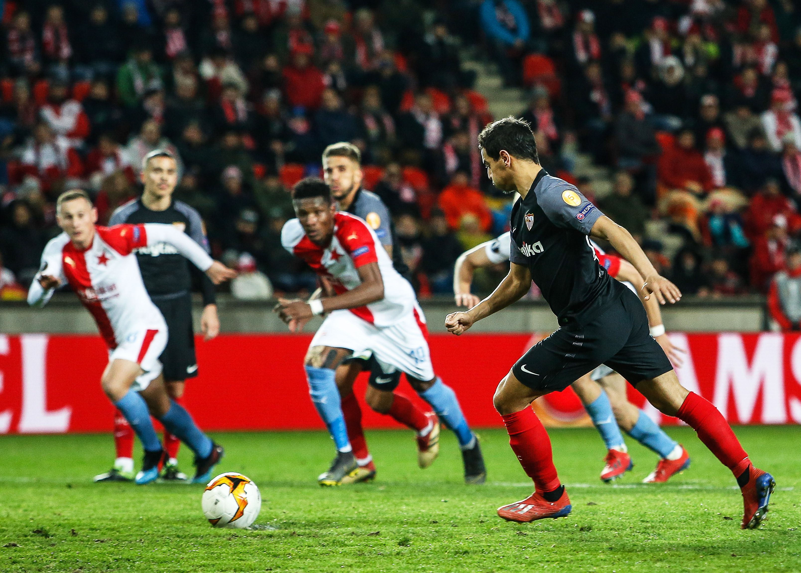 足球——欧罗巴联赛:布拉格斯拉维亚晋级八强