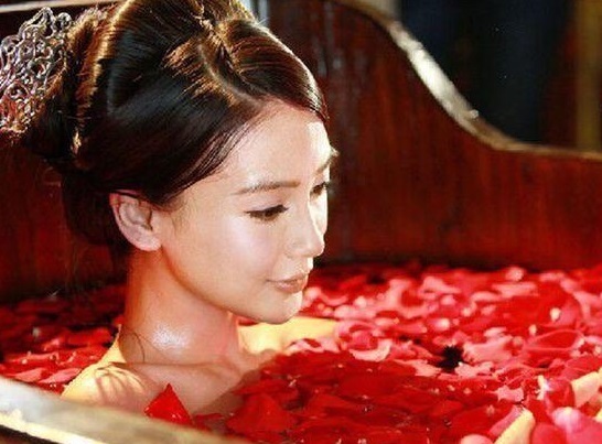 盘点古装女神的花瓣澡,哪个你看得如痴如醉?