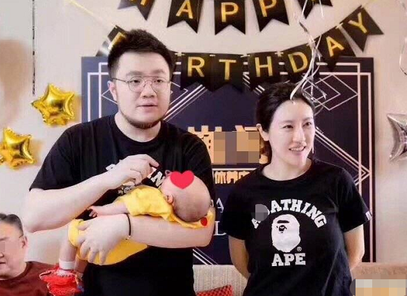 后来通过查阅资料发现,巴图的女友名叫王博谷,也是一位演员.