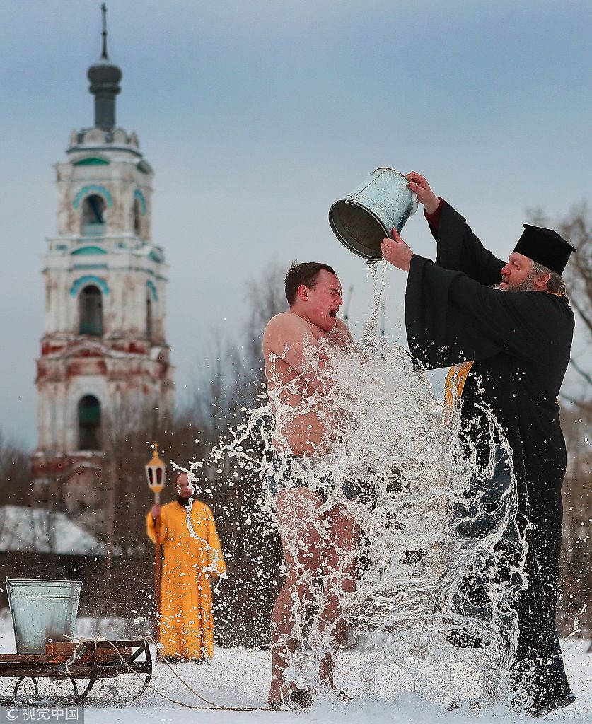 俄罗斯东正教信徒庆祝主显节 雪地上冰水受洗看着就刺激