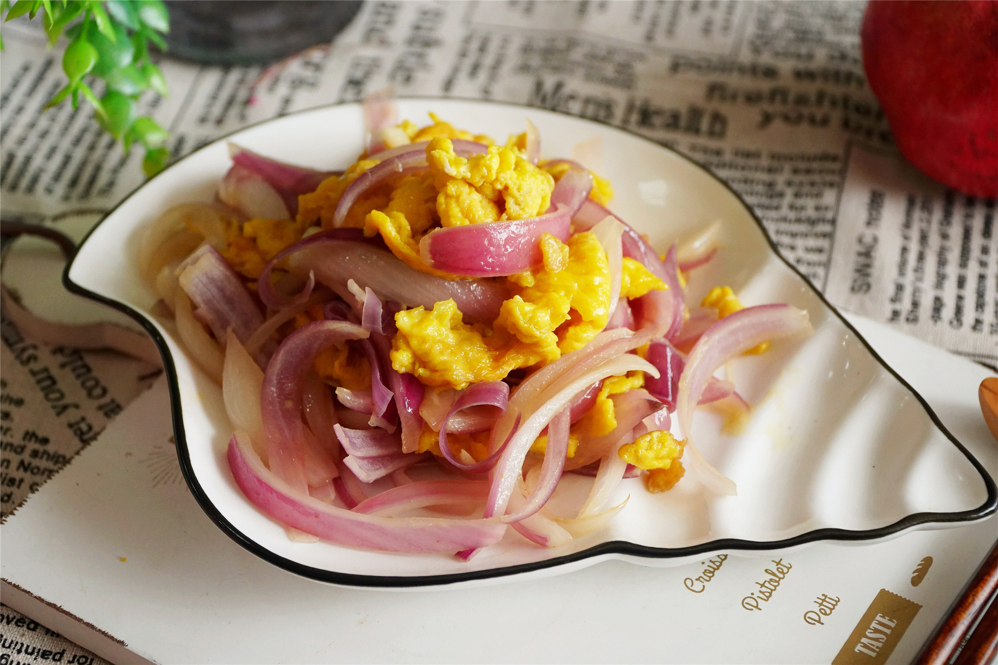 洋葱炒鸡蛋,乱加调料大错特错,只用这2种,味道香菜色好