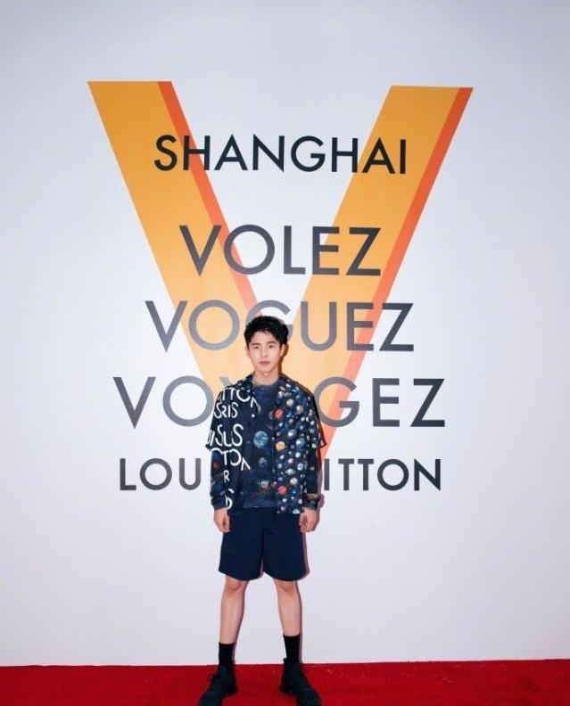 每日刘昊然资讯精选|刘昊然穿短裤现身活动,下边粉丝喊了一句话,刘