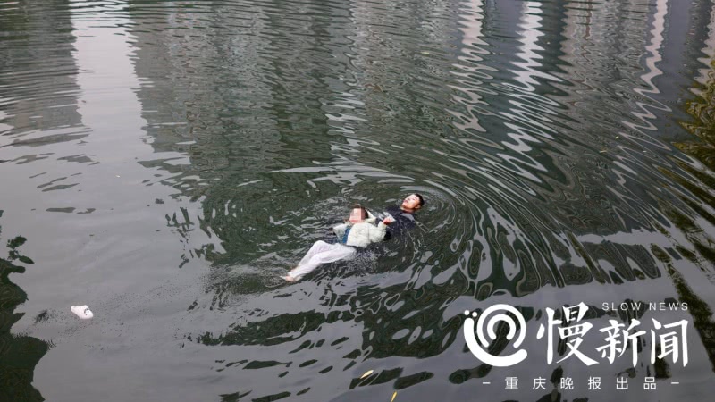 重庆一女子不要命 跳湖自杀 带伤消防兵为救她差点没命