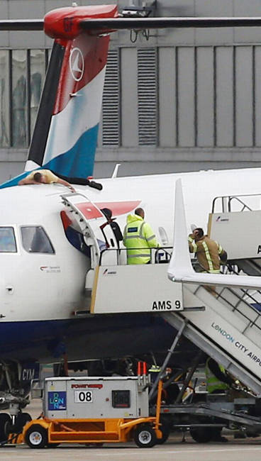 英国一男子爬上飞机趴在机身顶部进行抗议致航班延误