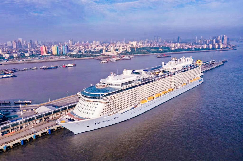 亚洲最大邮轮海洋光谱号亮相宝山 开启中国母港首航