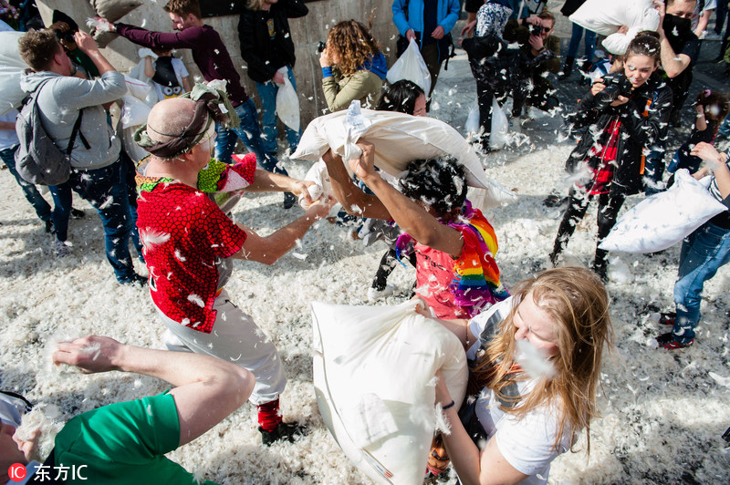 欧洲多国举行"枕头大战" 羽毛纷飞战况激烈