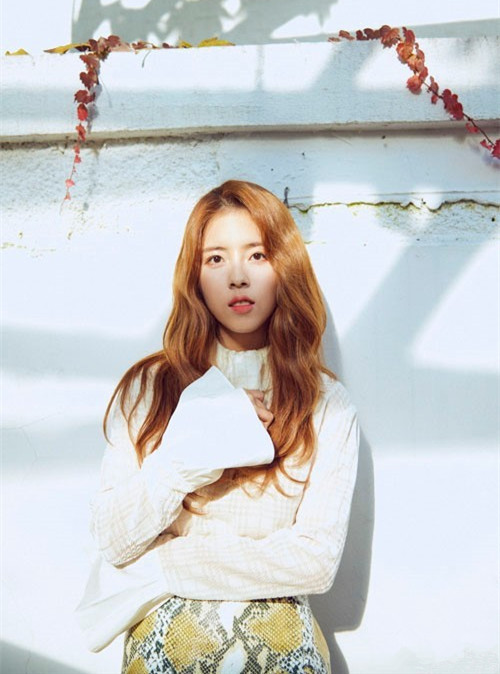 韩国女艺人敏度希写真公开,只穿白色衬衫秀美腿,尽显成熟女人味