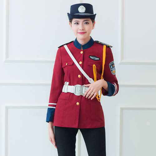 工厂女保安月休一天,发工资旁人羡慕不已