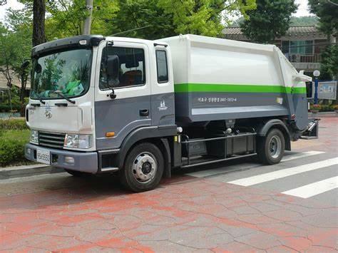 英垃圾车司机倒废物进车搅碎,凭直觉检查垃圾桶,见2小孩正酣睡