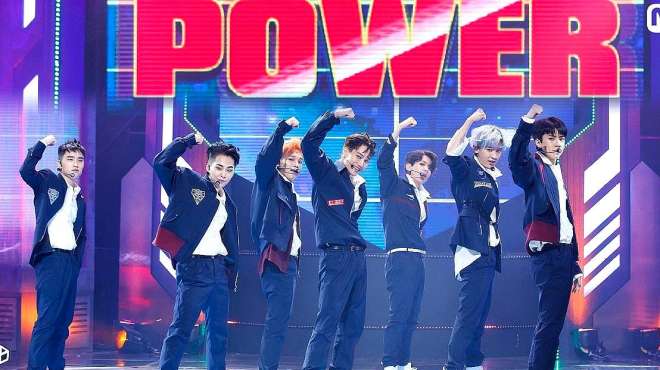 [图]EXO 演唱会《Power》，场面太火爆，堪称大型电音蹦迪现场！