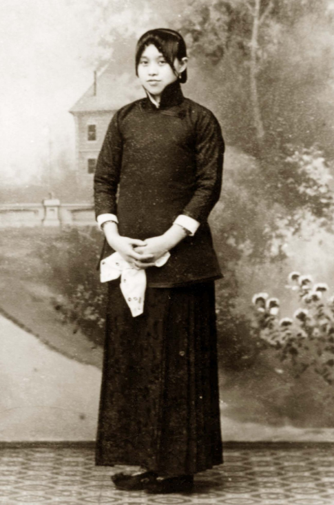 来感受一下清末民初的美女们,颜值很高,就是这发型毁了!