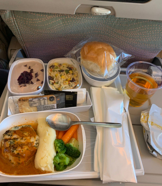 坐飞机空姐推出的餐车里有啥?网友晒出的飞机餐照片让人流口水