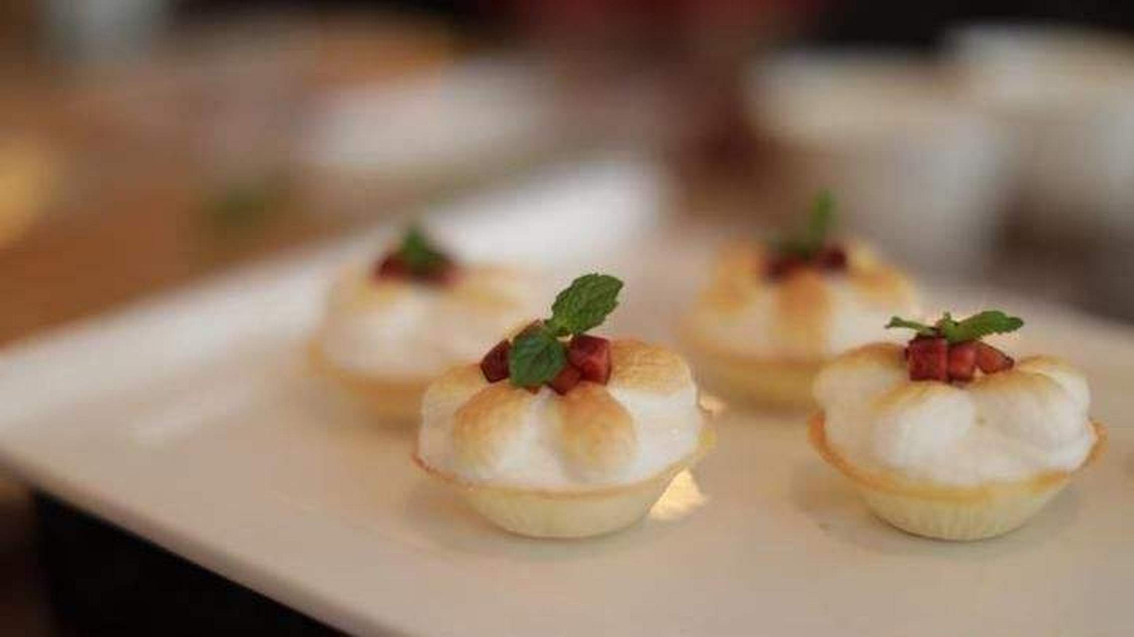 百城百味#奶油小攀,一种类似蛋挞的绍兴特色小吃,底部的小攀模厚实