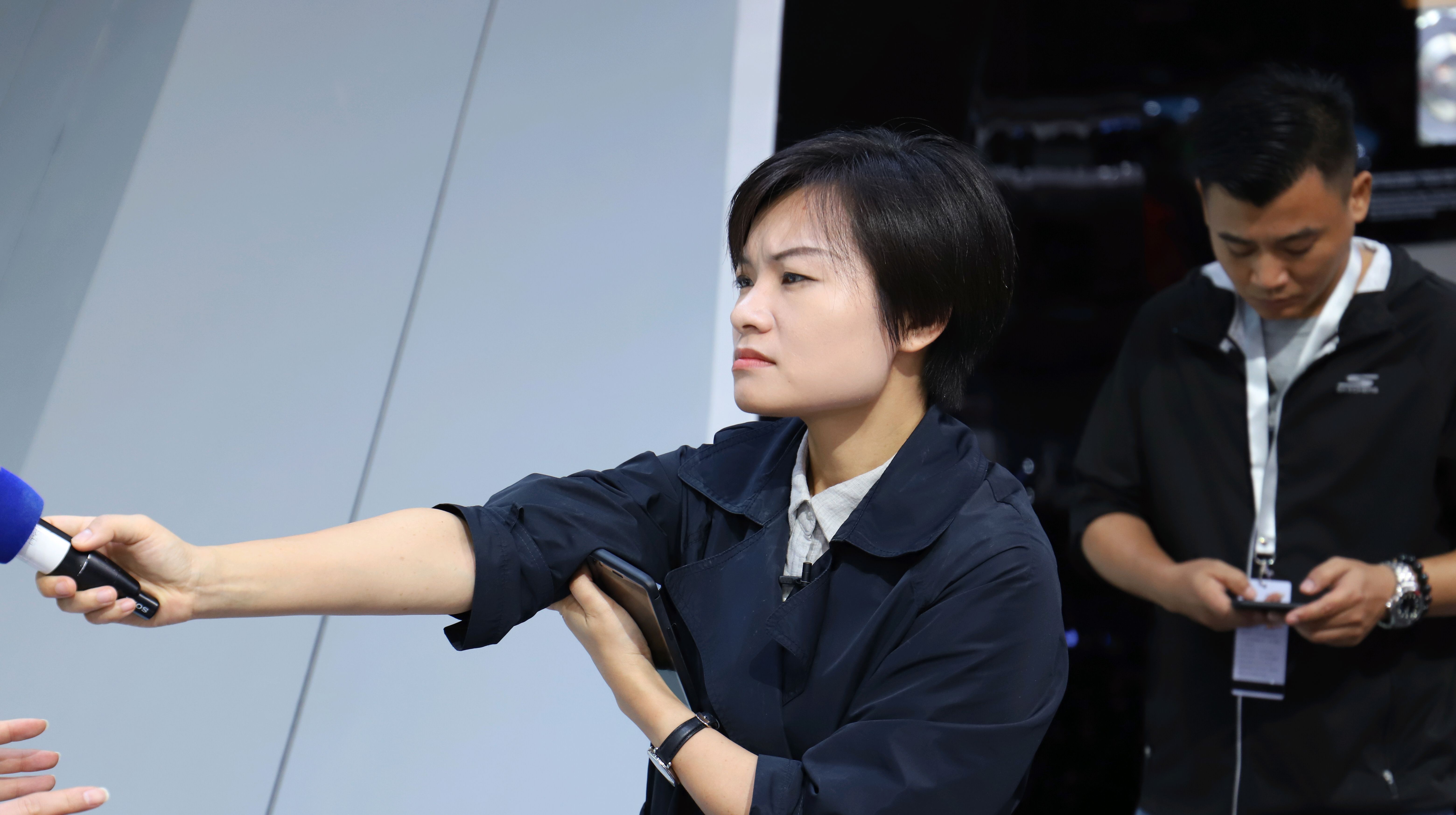 cctv海外频道记者在车展现场采访