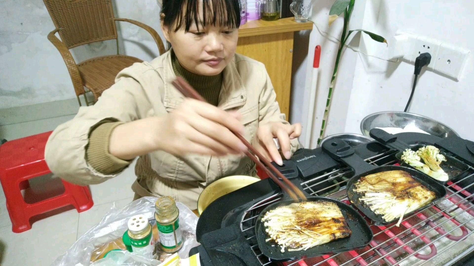 用电烤炉来煎的金针菇和菜花真香了,这样子煎出来的菜味道好极了
