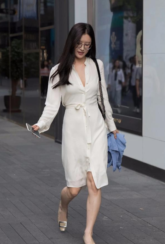 这位漂亮的小姐姐,白色低领连衣裙,时尚成熟性感.