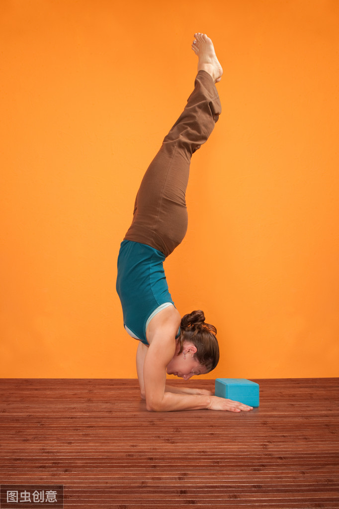 如何找到瑜伽手臂倒立的技巧?轻松完成!增强和改善身体的平衡感