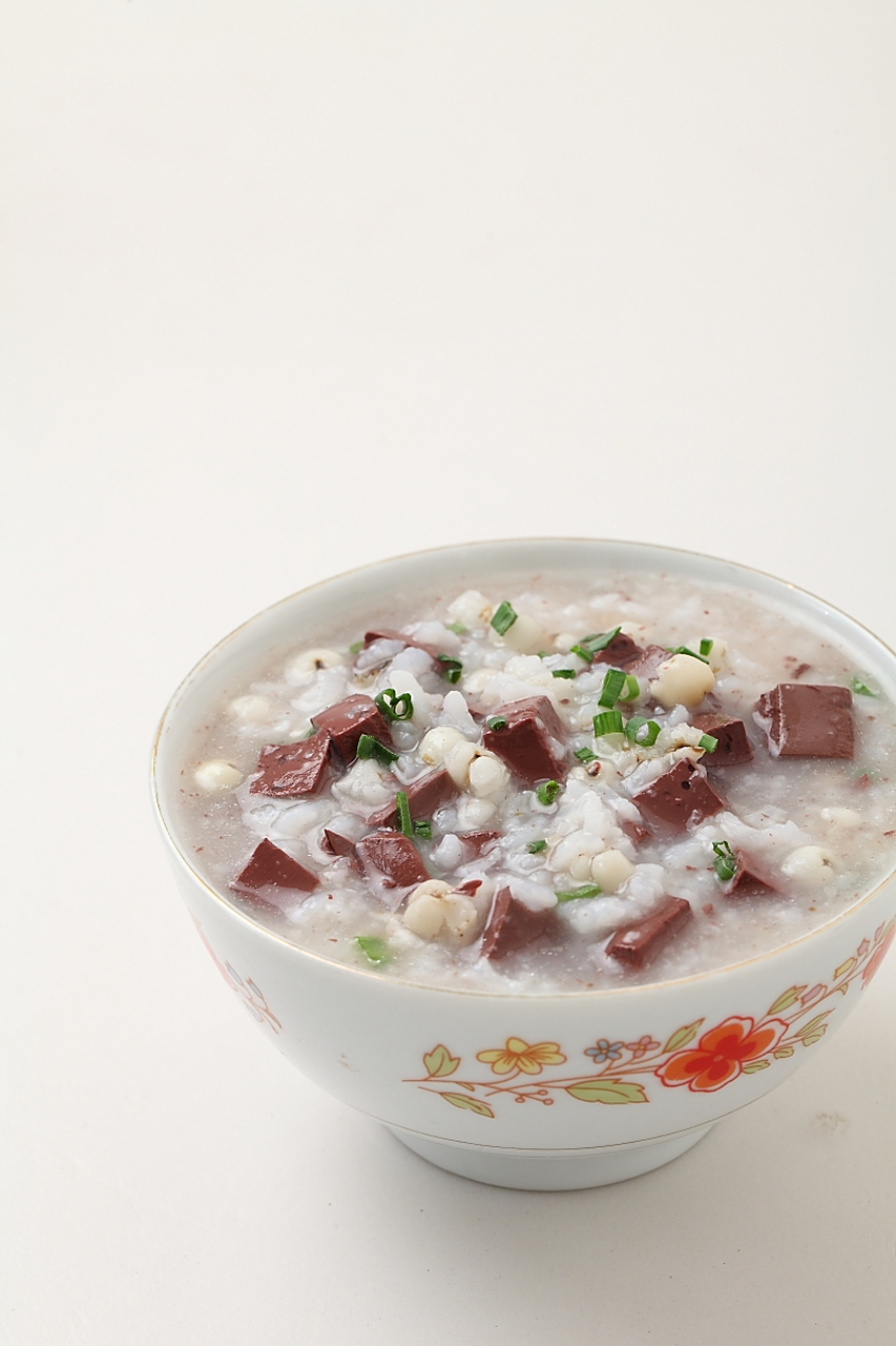 跨年创作挑战赛# 猪红粥的家常做法  猪红粥是一道传统的家常美食以 